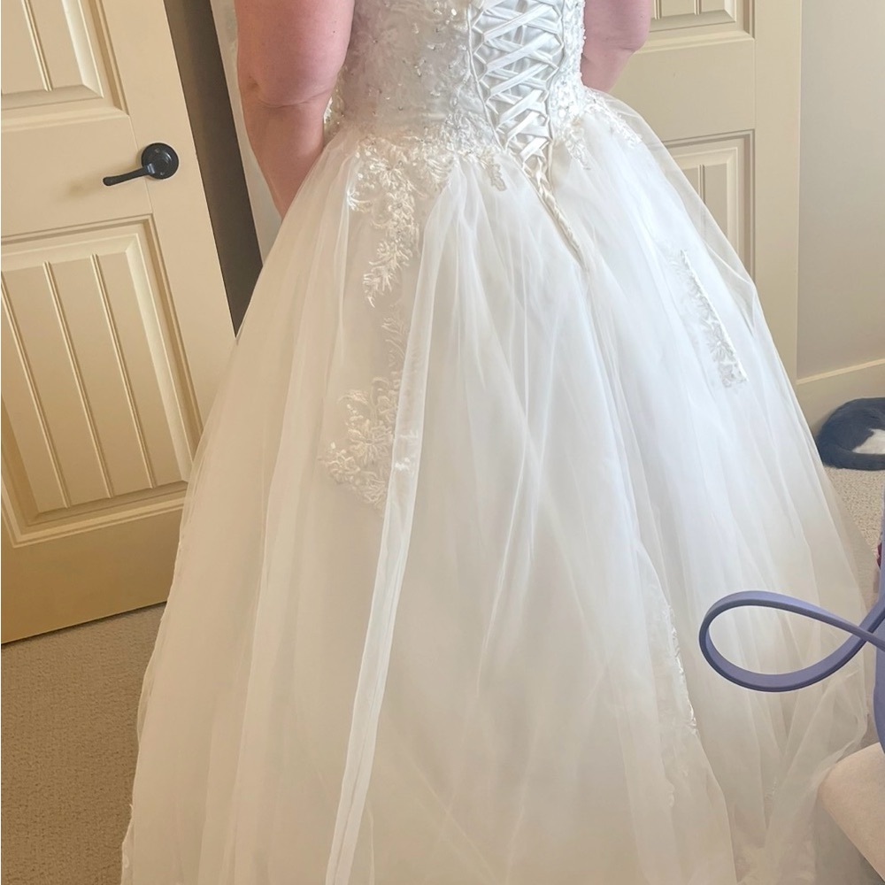 Elegant White Off-Shoulder Wedding Dress - Picture 2 of 3